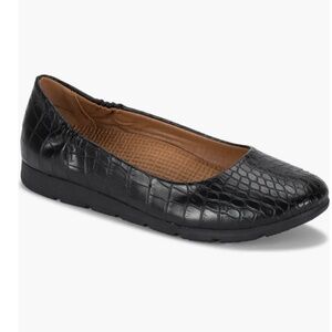 BareTraps Prim Black Croc Embosed Pinch Ballet Flats